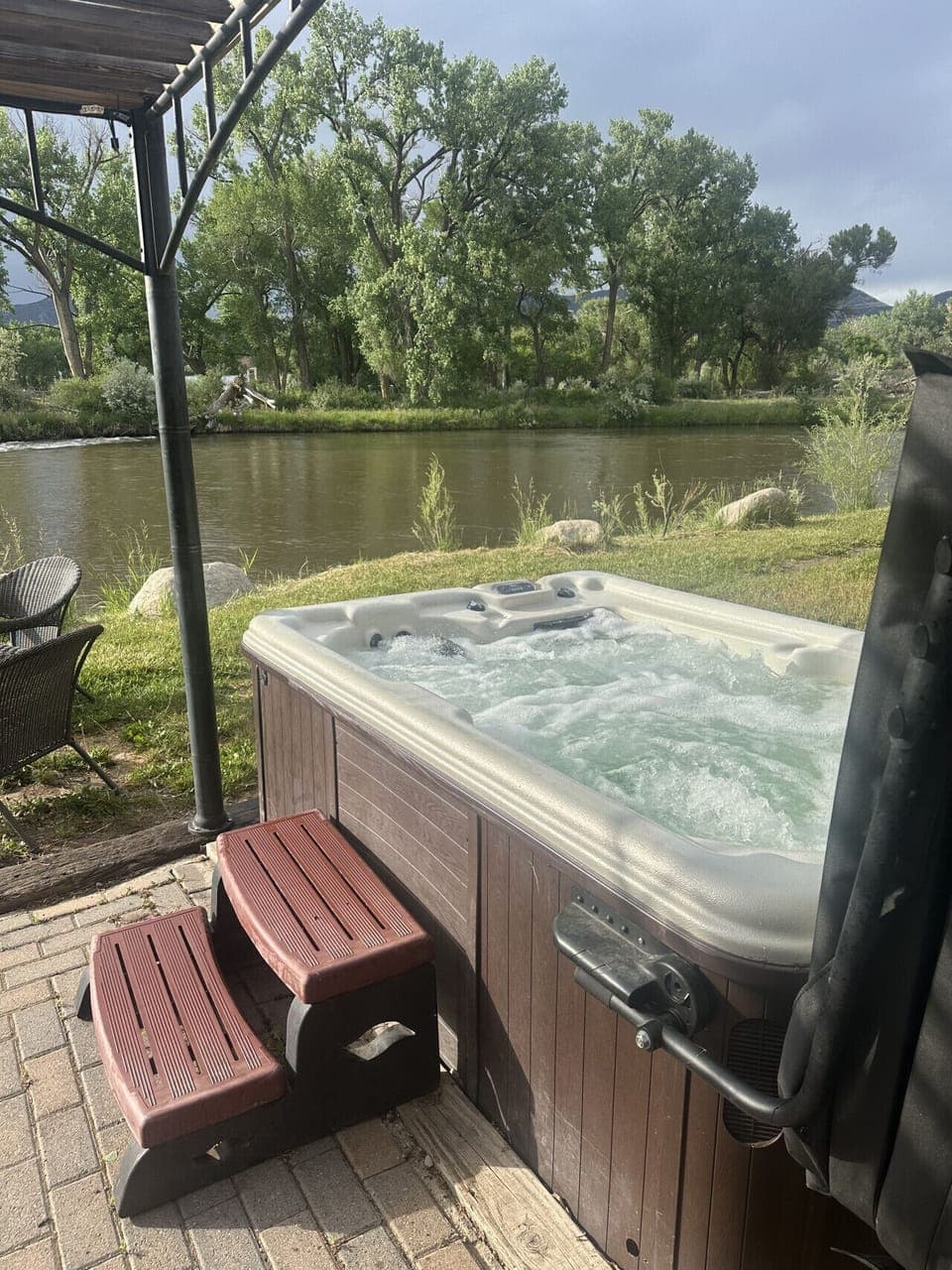 Outdoor spa tub