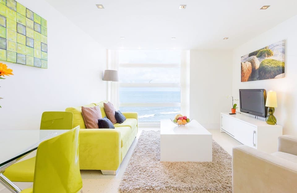 Welcome to 28 Rocklands, a stylish and contemporary apartment that promises an unforgettable Cornish escape