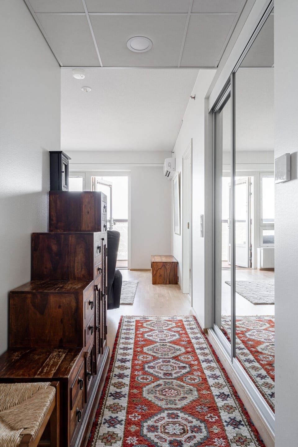 Welcome! This spacious and bright entryway offers convenient storage for shoes, coats, and other items, so you can settle in right away. It’s a practical and functional start to the atmosphere of the entire apartment.