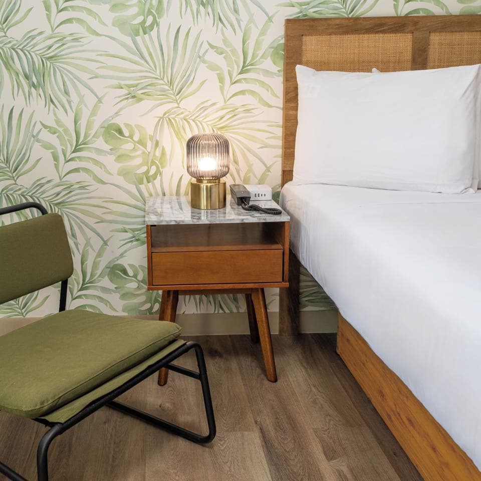 Comfort Room, 1 Queen Bed, Non Smoking | Iron/ironing board, free WiFi