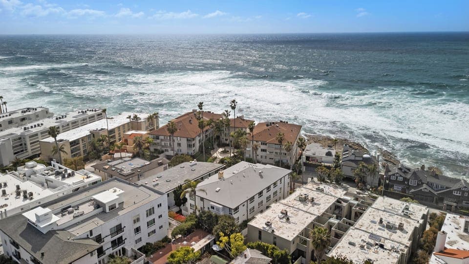 Unparalleled ocean views from above, showcasing La Jolla’s scenic beauty.