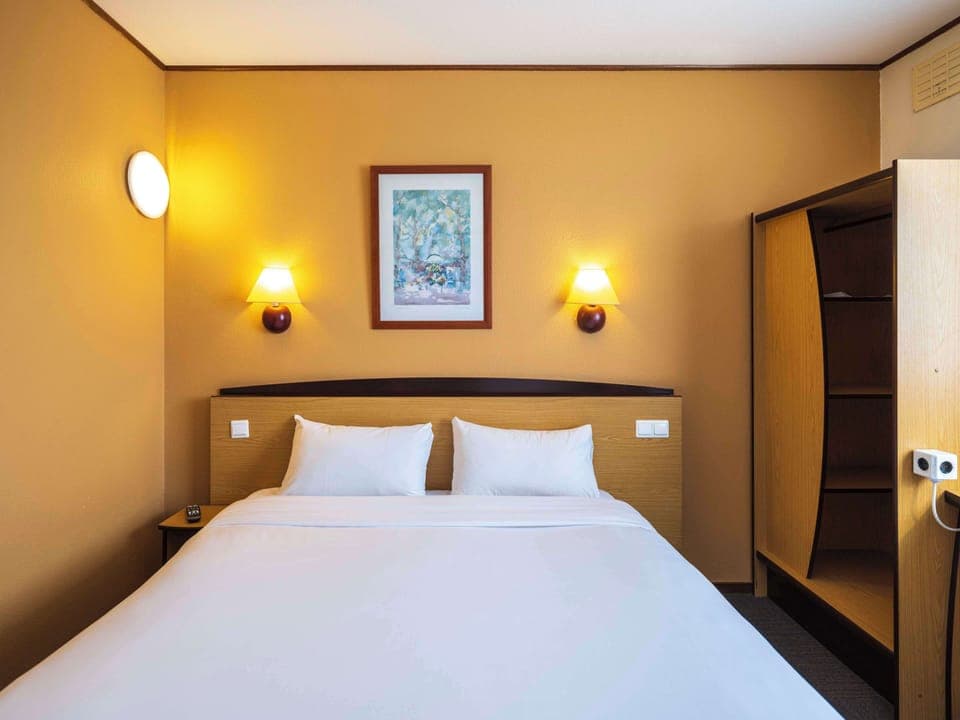 Desk, blackout drapes, iron/ironing board, free WiFi