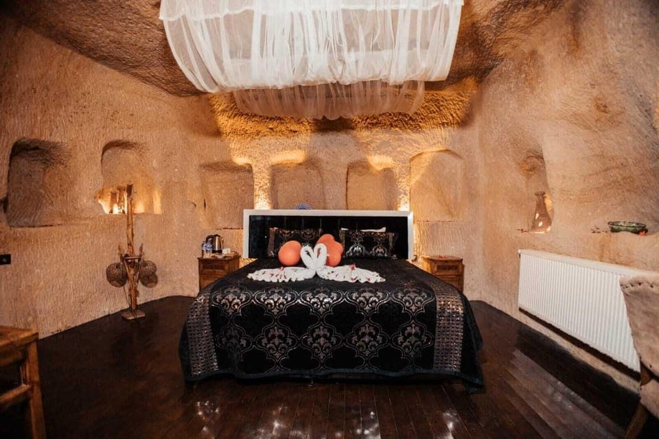 Royal Room | Iron/ironing board, rollaway beds, free WiFi, bed sheets