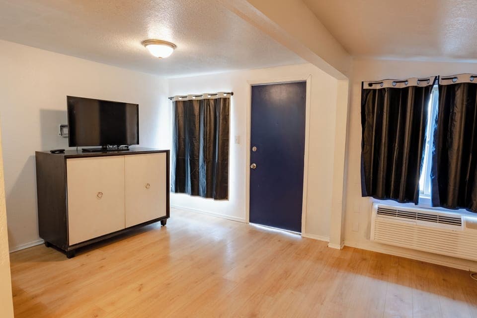 Room | Iron/ironing board, free WiFi