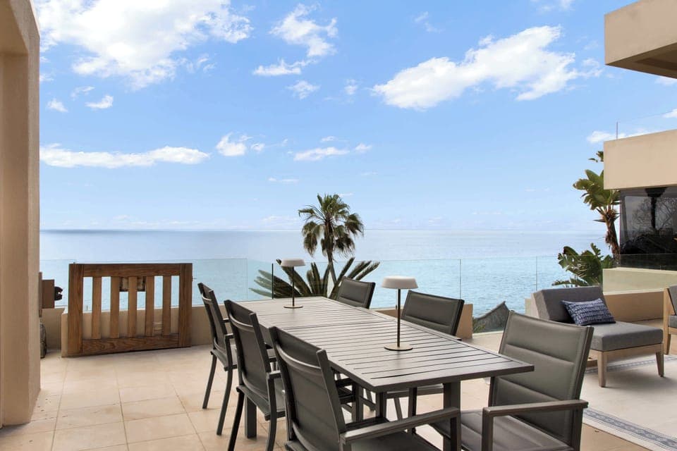 Patio dining with ocean views (Shared)