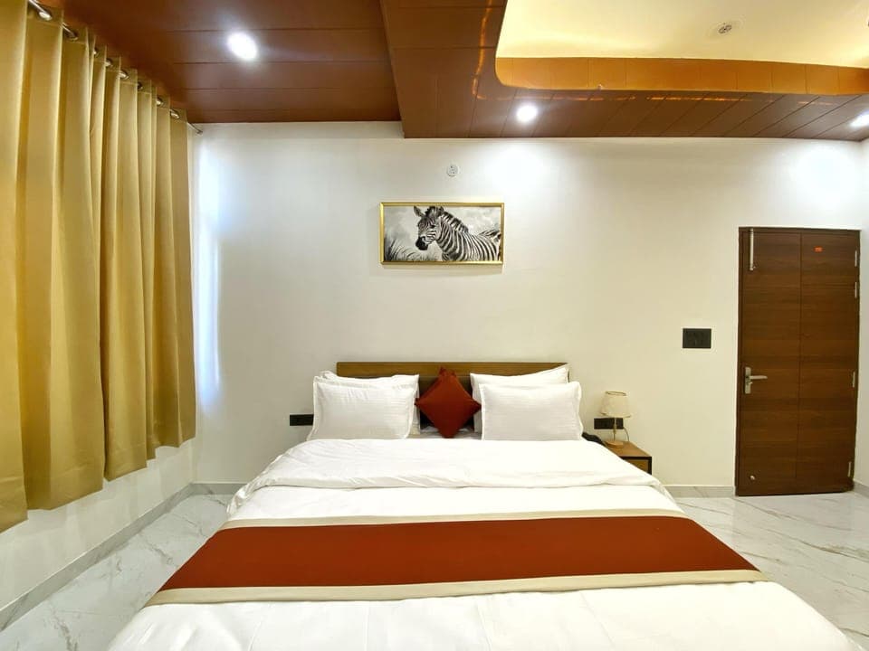 Premium Double Room, Balcony, City View | Premium bedding, individually furnished, desk, laptop workspace