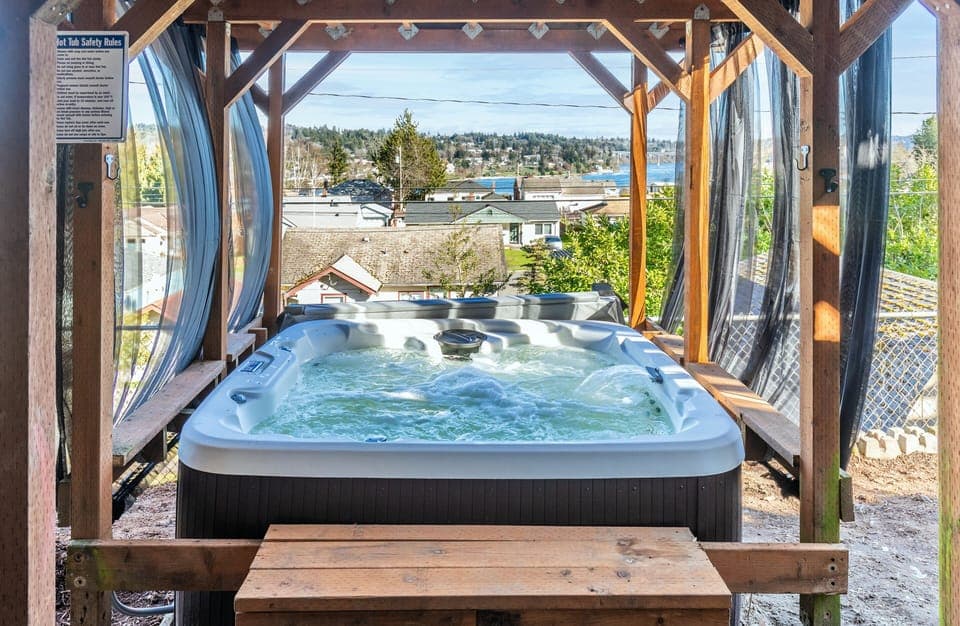 House, 4 Bedrooms | Outdoor spa tub