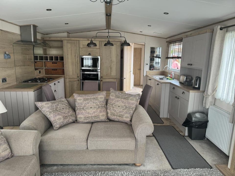 Cabin | Living area | TV