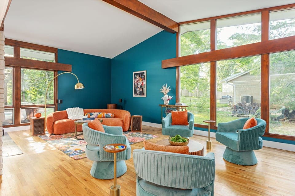 Huge windows, high ceilings, and one seriously iconic sofa.