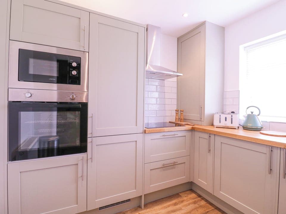 Fridge, cookware/dishes/utensils