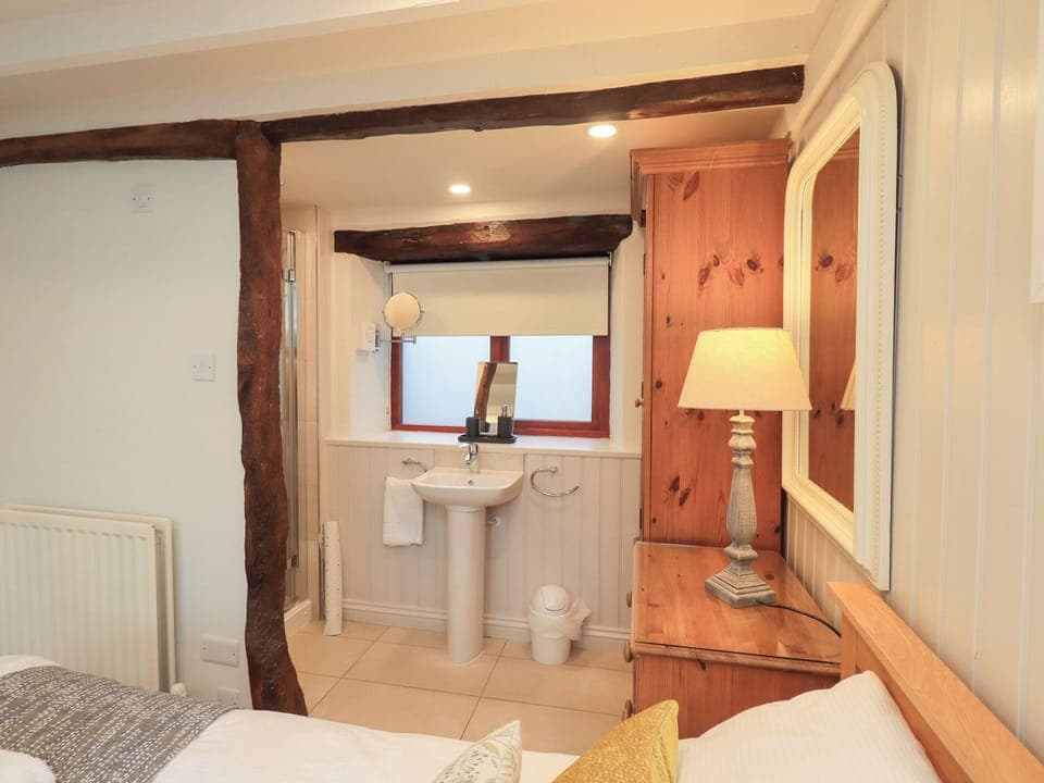 2 bedrooms, individually decorated, individually furnished, free WiFi