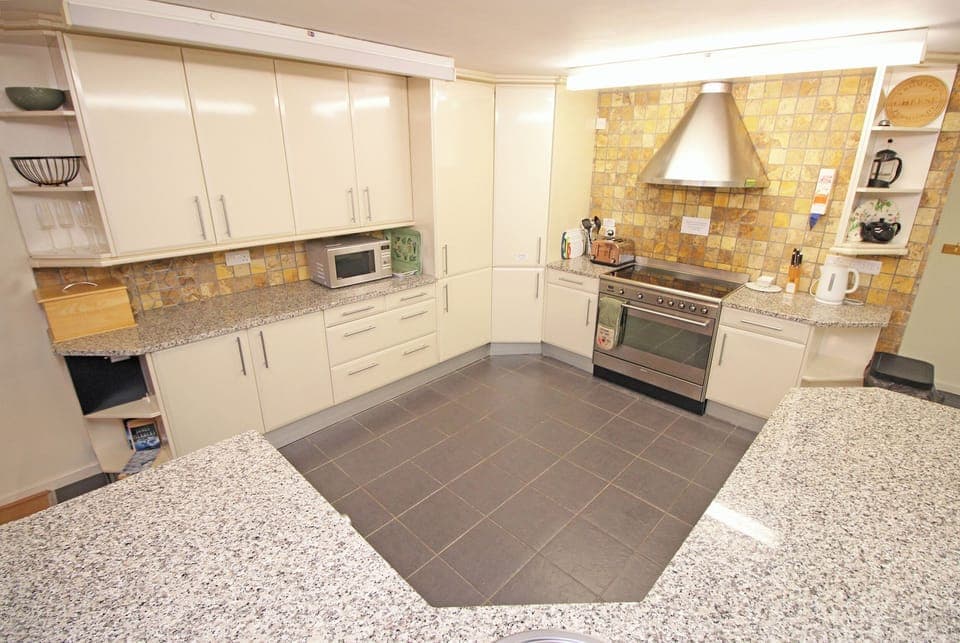 Fridge, dishwasher, cookware/dishes/utensils