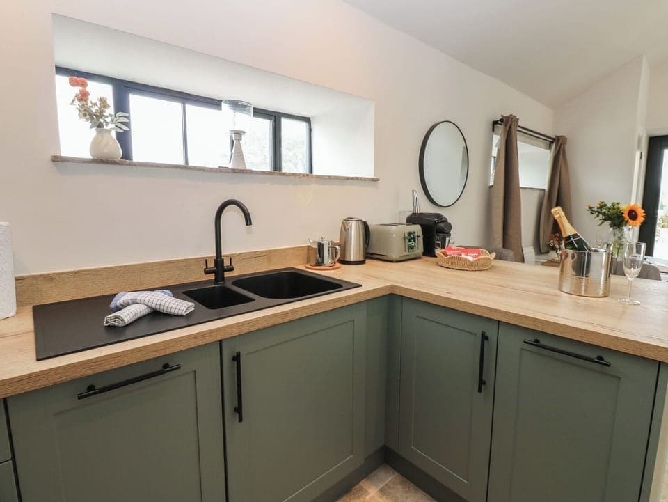 Cottage | Private kitchen | Fridge, dishwasher, electric kettle, toaster