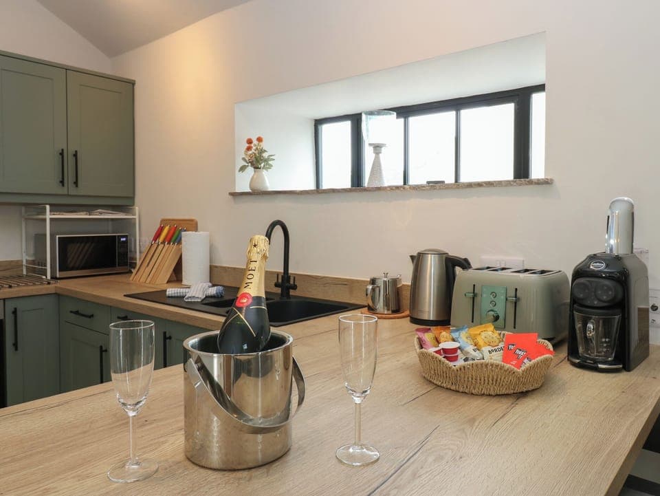 Cottage | Private kitchen | Fridge, dishwasher, electric kettle, toaster