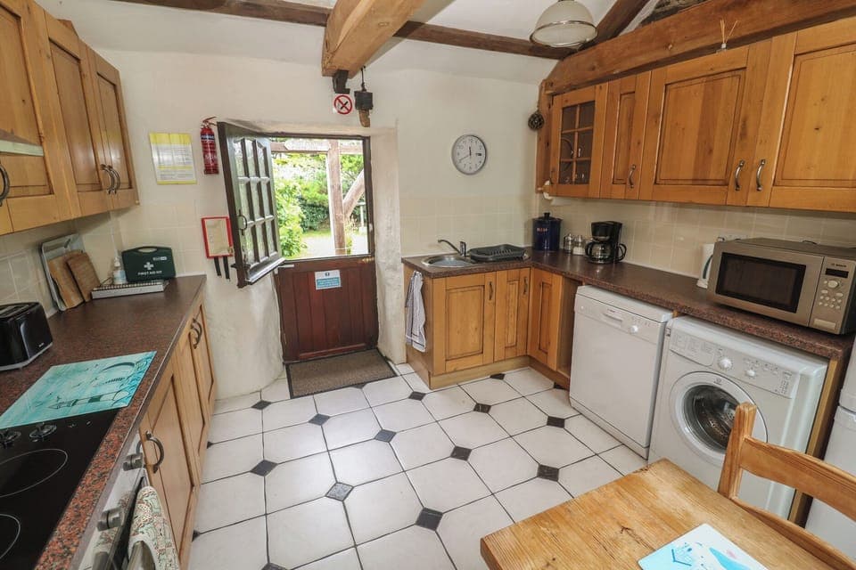 Cottage | Private kitchen | Fridge, dishwasher, electric kettle, toaster