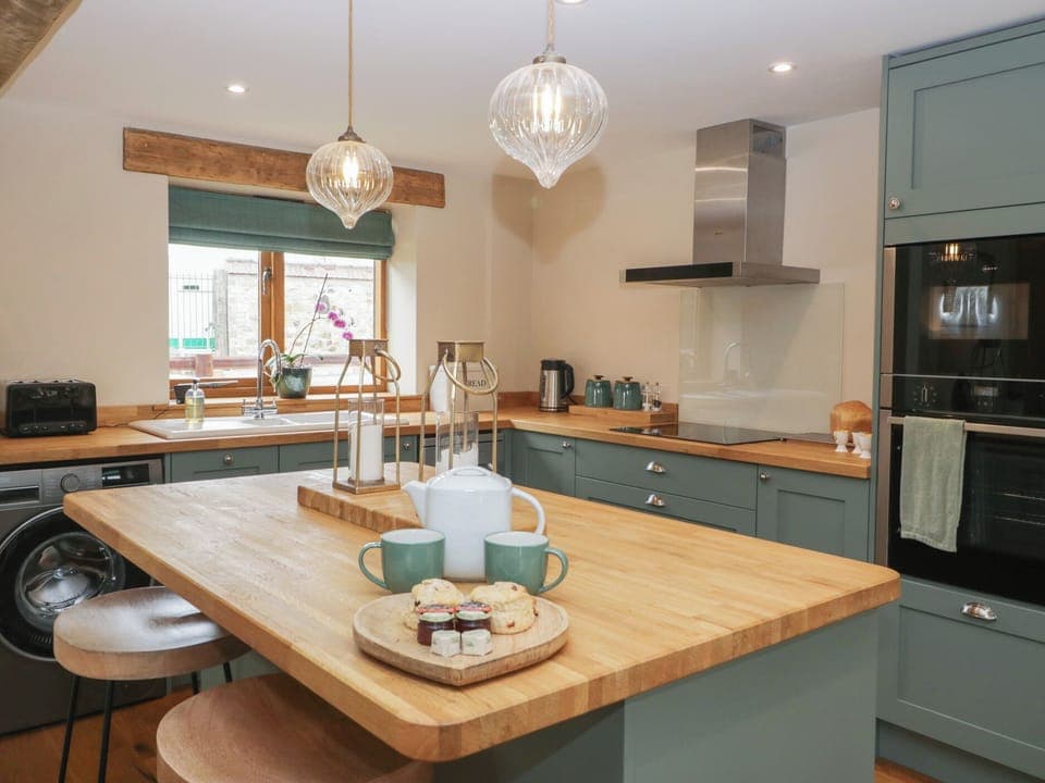 Cottage | Private kitchen | Fridge, dishwasher, electric kettle, toaster