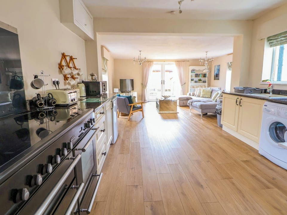 Cottage | Private kitchen | Fridge, electric kettle, toaster, cookware/dishes/utensils