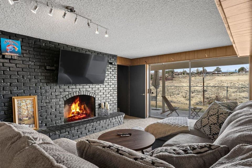 Cozy up by the fire and take in the stunning views! This inviting living space is perfect for movie nights, relaxing with a good book, or sipping your favorite drink as the fire crackles.