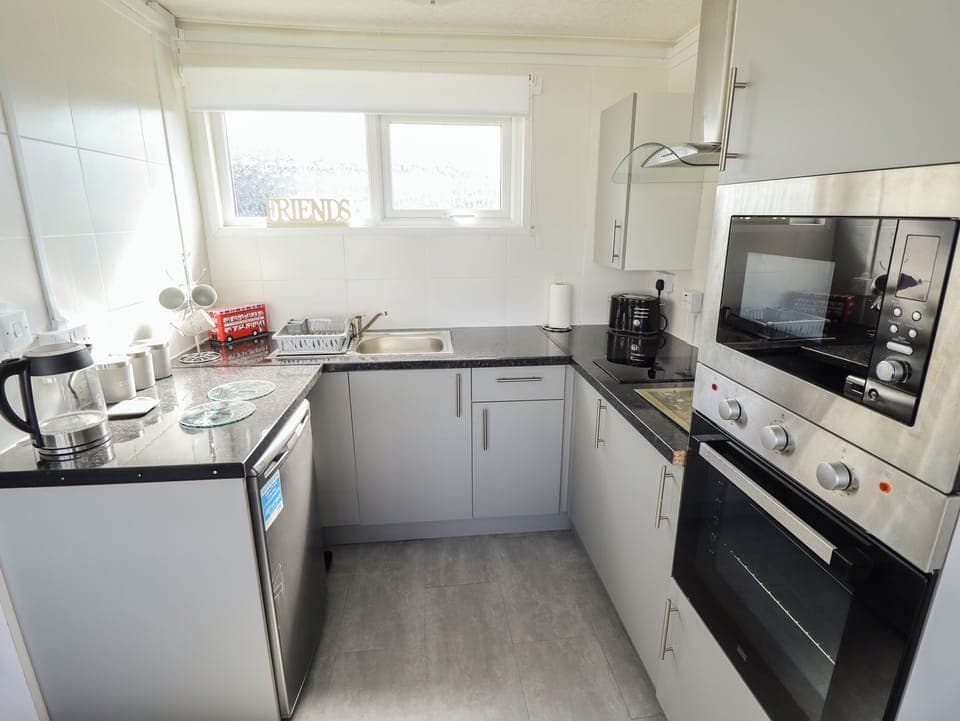 Electric kettle, toaster, cookware/dishes/utensils