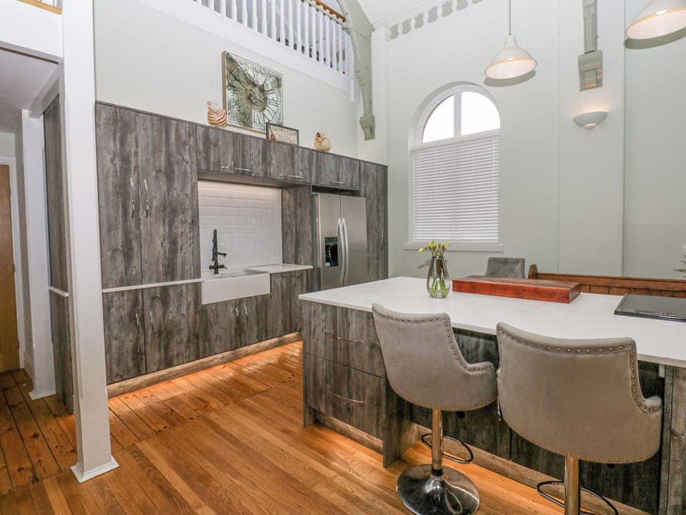 Dishwasher, electric kettle, toaster, cookware/dishes/utensils