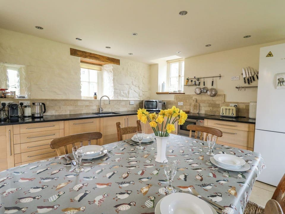 Dishwasher, electric kettle, toaster, cookware/dishes/utensils