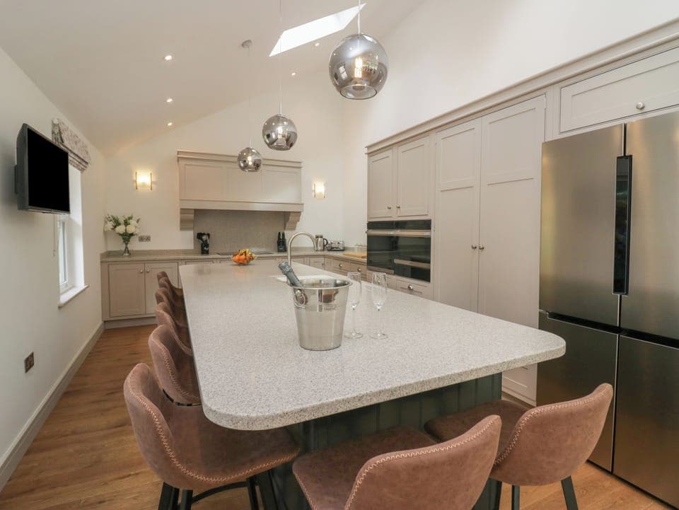 Fridge, dishwasher, cookware/dishes/utensils