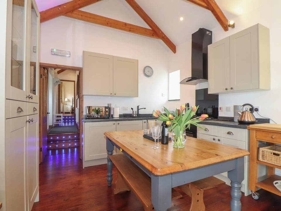 Electric kettle, toaster, cookware/dishes/utensils