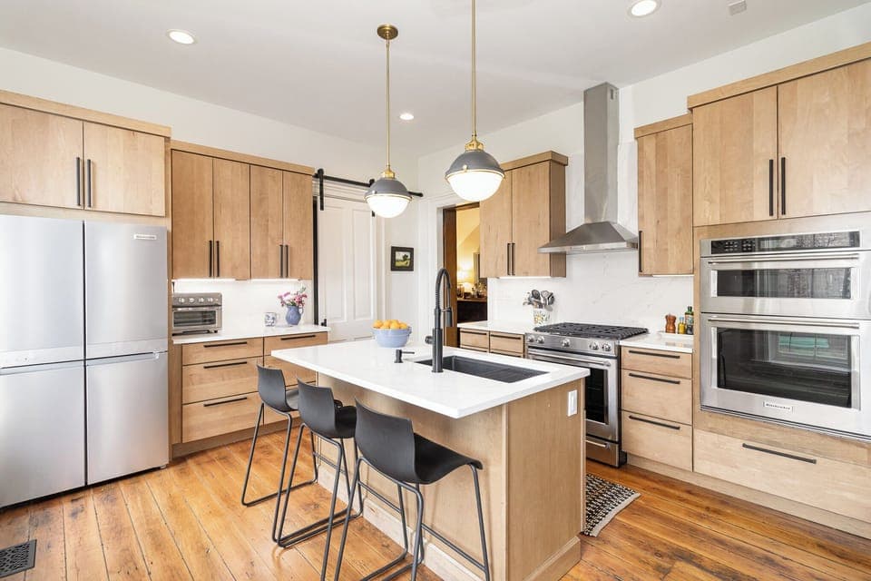 Kitchen with breakfast bar