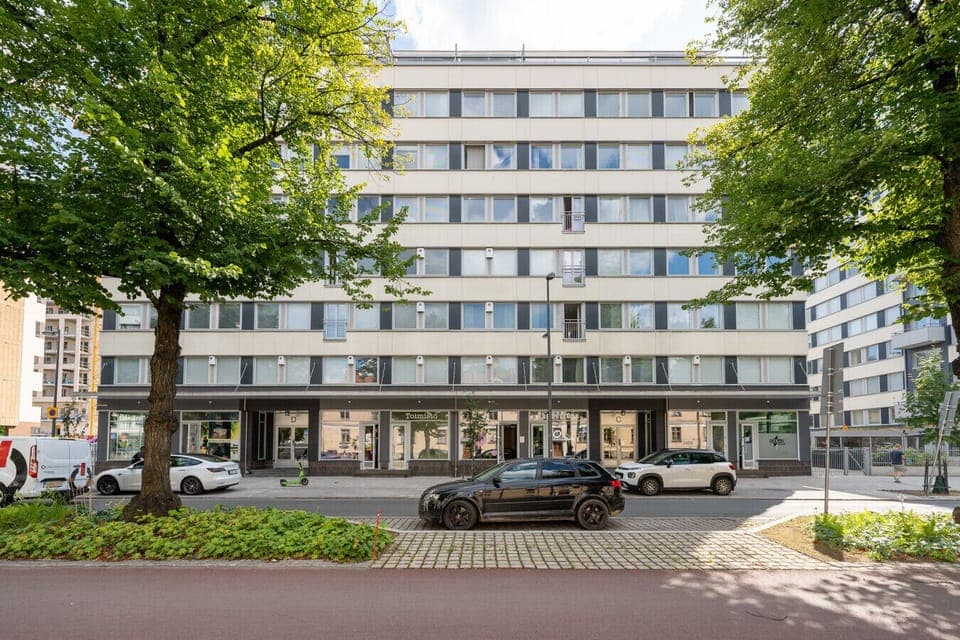 Located in a secure building on Rongankatu, you are just steps away from Tampere’s best restaurants, shops, and the scenic Tammerkoski rapids.