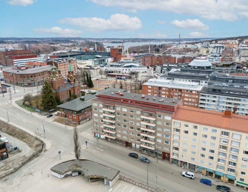 The property is located right in the heart of the city centre, close to all services. You can walk from the train station to the apartment within about five minutes.