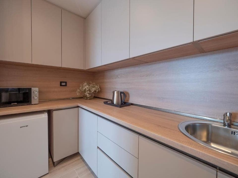 Executive Suite, Balcony, City View | Private kitchen