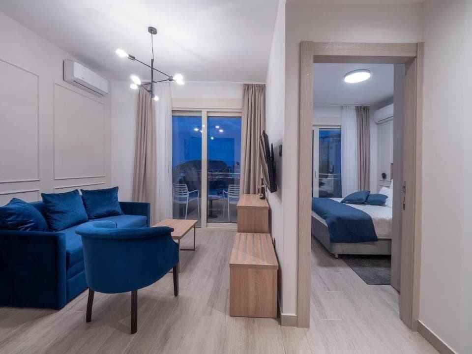 Executive Suite, Balcony, City View | Living area