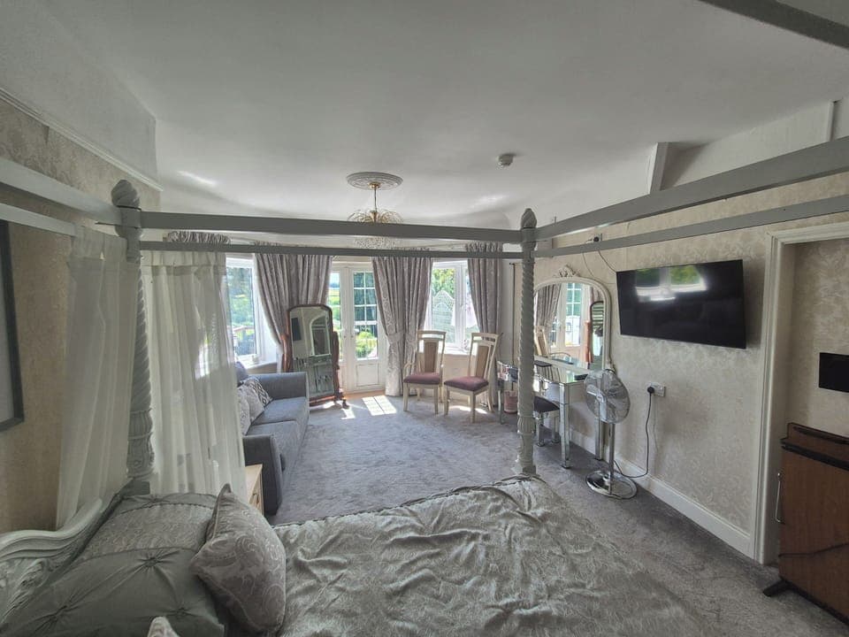 Bridal suit | Desk, iron/ironing board, free WiFi, bed sheets