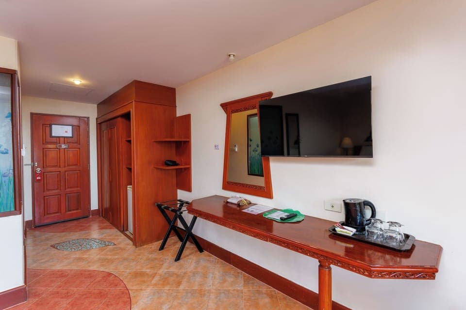 Deluxe Partial Sea View | In-room safe, individually decorated, desk, blackout drapes