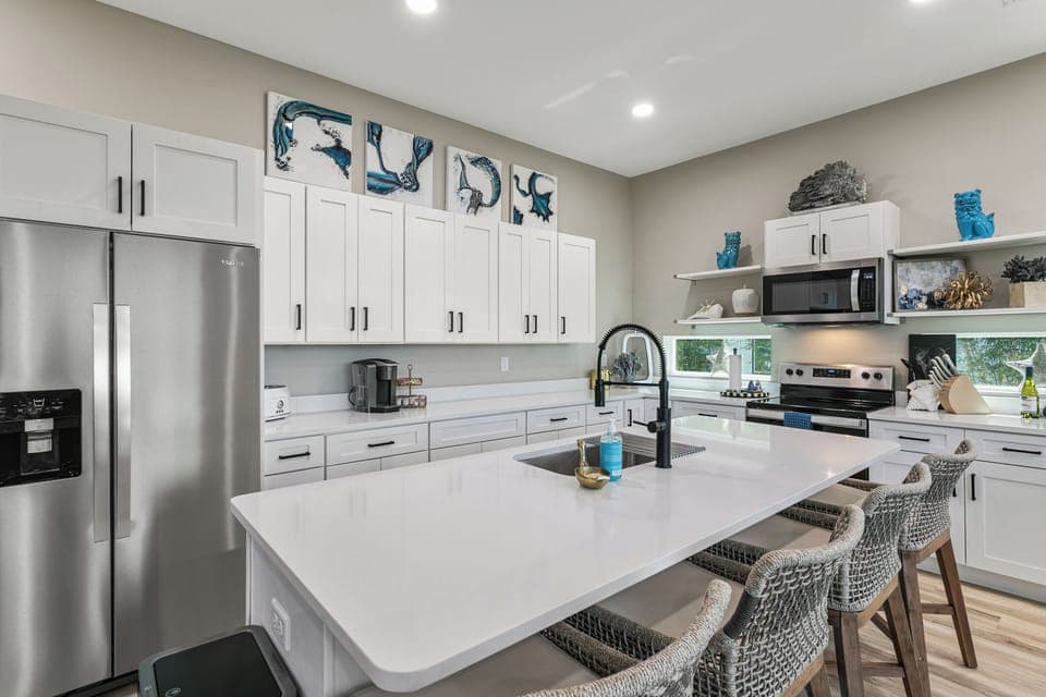 Lots of cabinets!