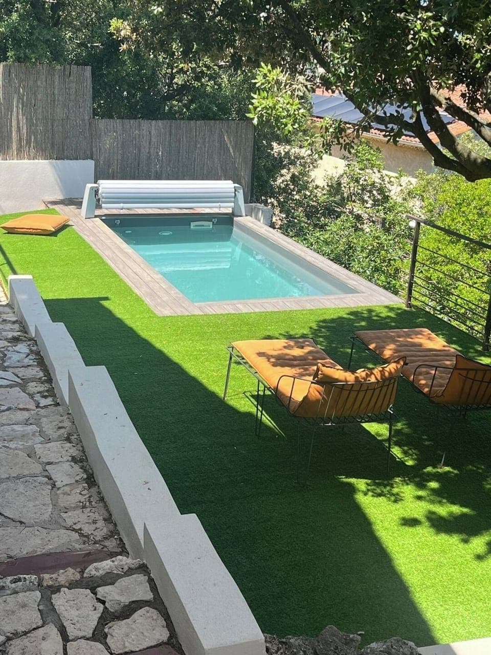 Jardin, piscine privative entourée de verdure avec transats pour se détendre.
