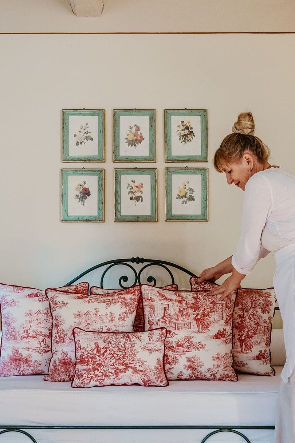 Duplex, 1 Bedroom (with Spiral Staircase) | Living area | TV