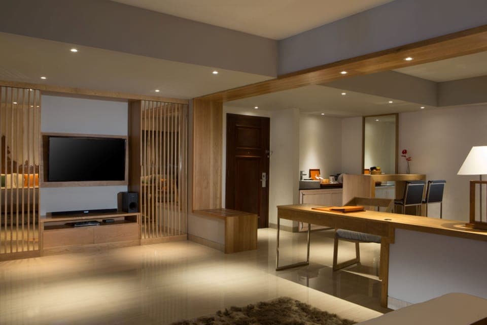 Oceanfront Suite | In-room safe, blackout drapes, free WiFi, bed sheets