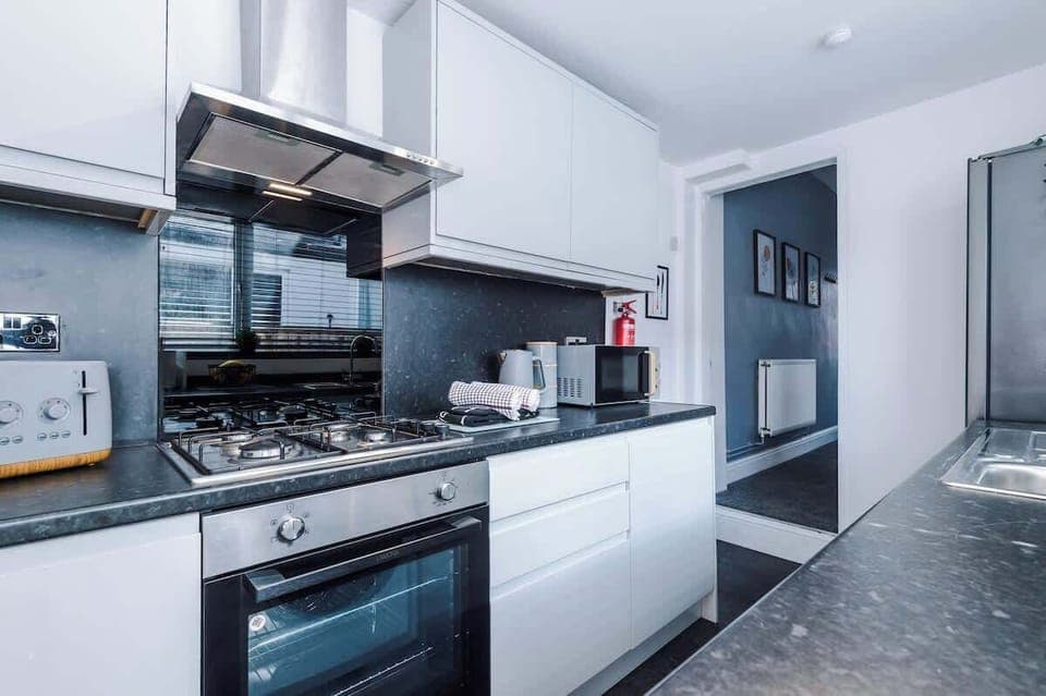 The fully equipped kitchen has everything you need for a long or short stay in Newcastle-under-Lyme.