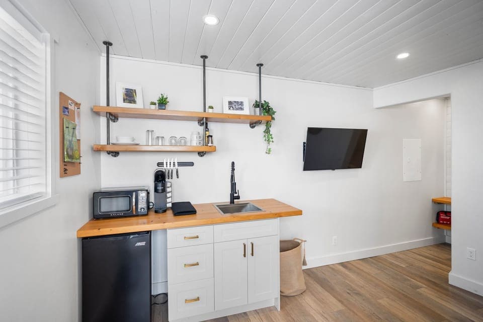 Suite, Private Bathroom (Unit 3 - Trail Room) | Private kitchen | Coffee/tea maker, electric kettle