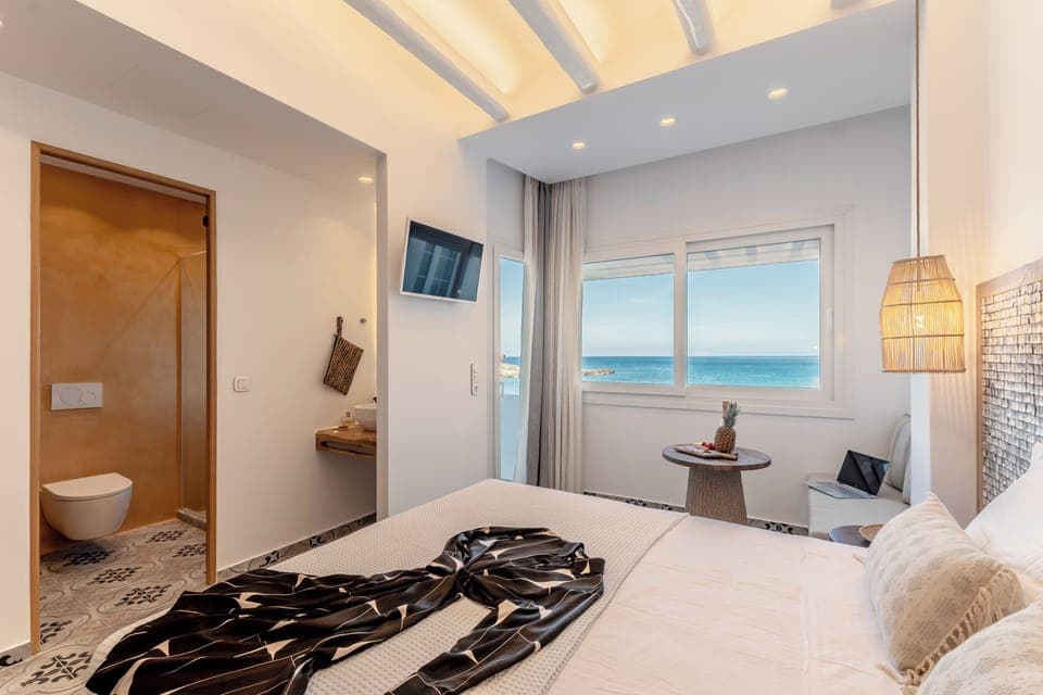 Deluxe Suite, Balcony, Sea View | 1 bedroom, in-room safe, laptop workspace, soundproofing