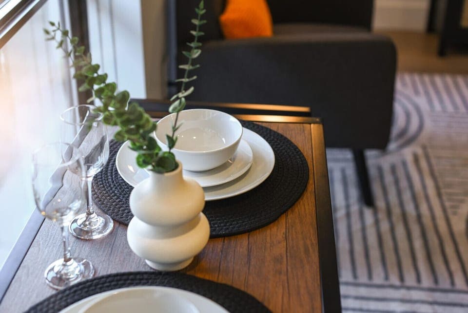 Cozy dining spot with stylish dishware. 🌞