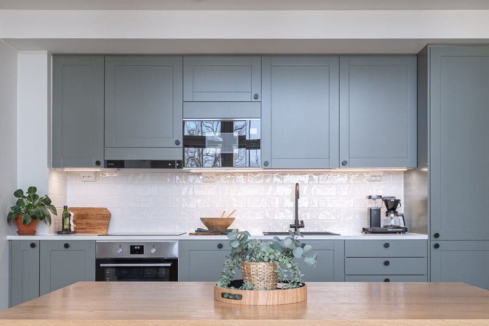 The kitchen is equipped with an induction stove, a separate oven, a Moccamaster coffee machine and dishwasher, an integrated microwave and a fridge-freezer.