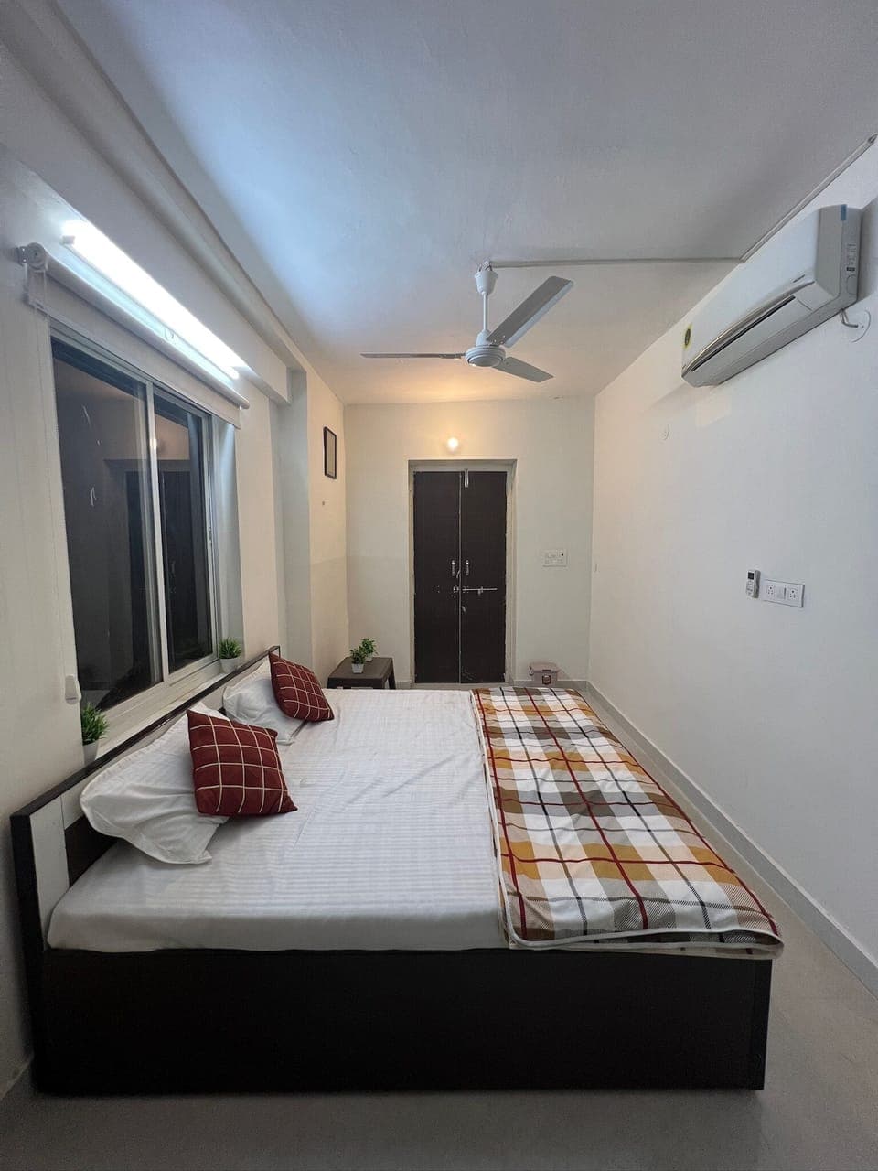 Deluxe Double Room, Balcony, Courtyard View | Free WiFi, bed sheets