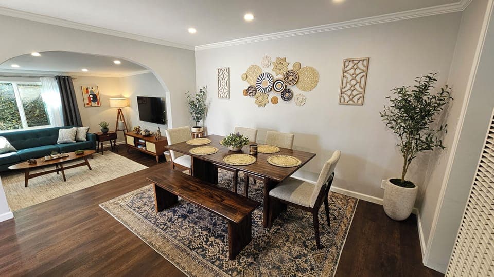 Spacious open concept dining area.