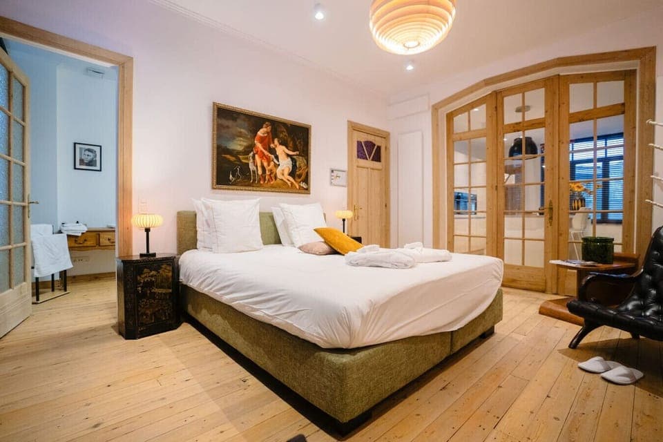 Luxury bedroom with kingsize bed