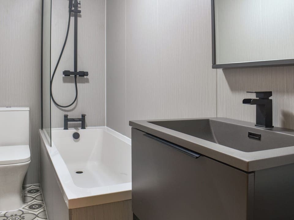 Bathroom | Brun Cottage, Worsthorne