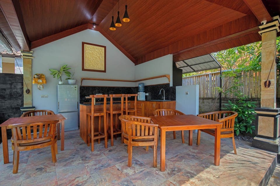 Deluxe Room, 1 Queen Bed | Private kitchen