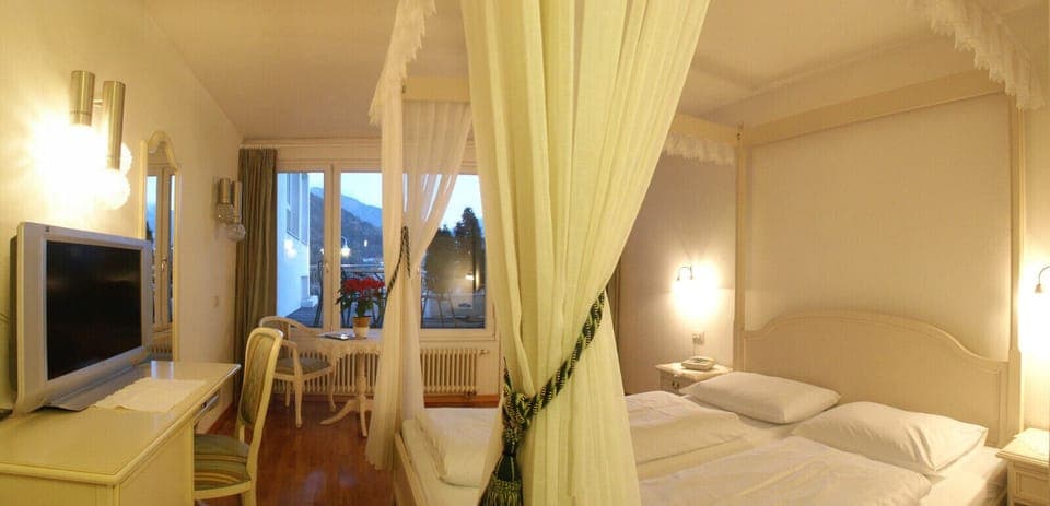 Desk, cribs/infant beds, free WiFi, bed sheets