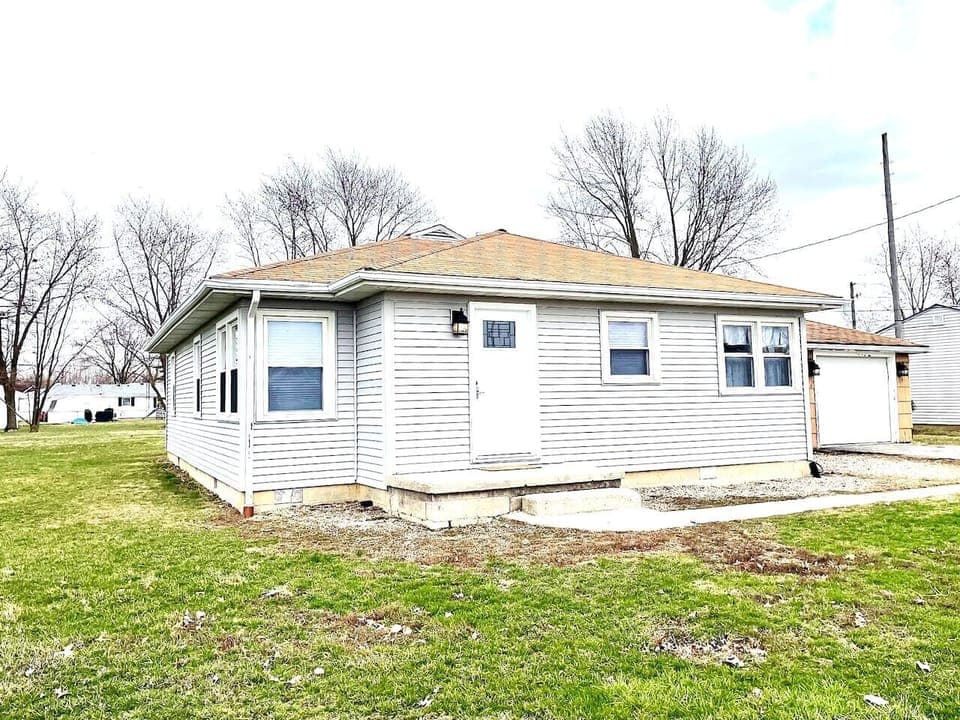 3Br/1Ba 1180 sqft House with Off-Street Parking